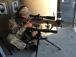 Стрелок использует SPE-REST QUADPOD с четырехногой опорой