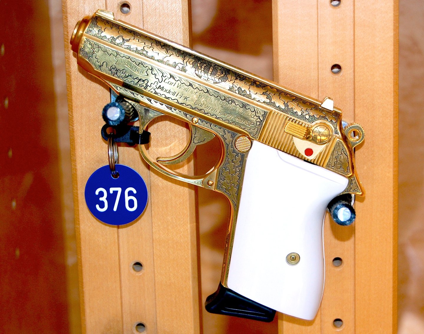 Подарочное и сувенирное оружие с золотым покрытием. Пистолет Walther PPK с отделкой с использованием золота