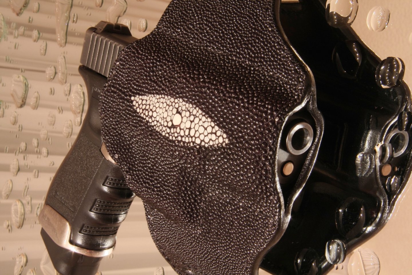 SIA "Contact Holsters": кожаные кобуры класса VIP Пистолетная кобура из кожи ската с пистолетом