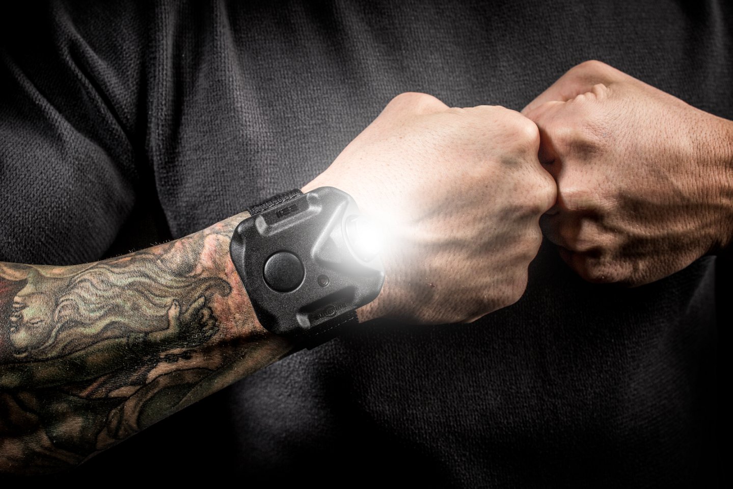 SureFire: наручные фонари 2211® WristLight Включенный фонарь SureFire 2211® WristLight