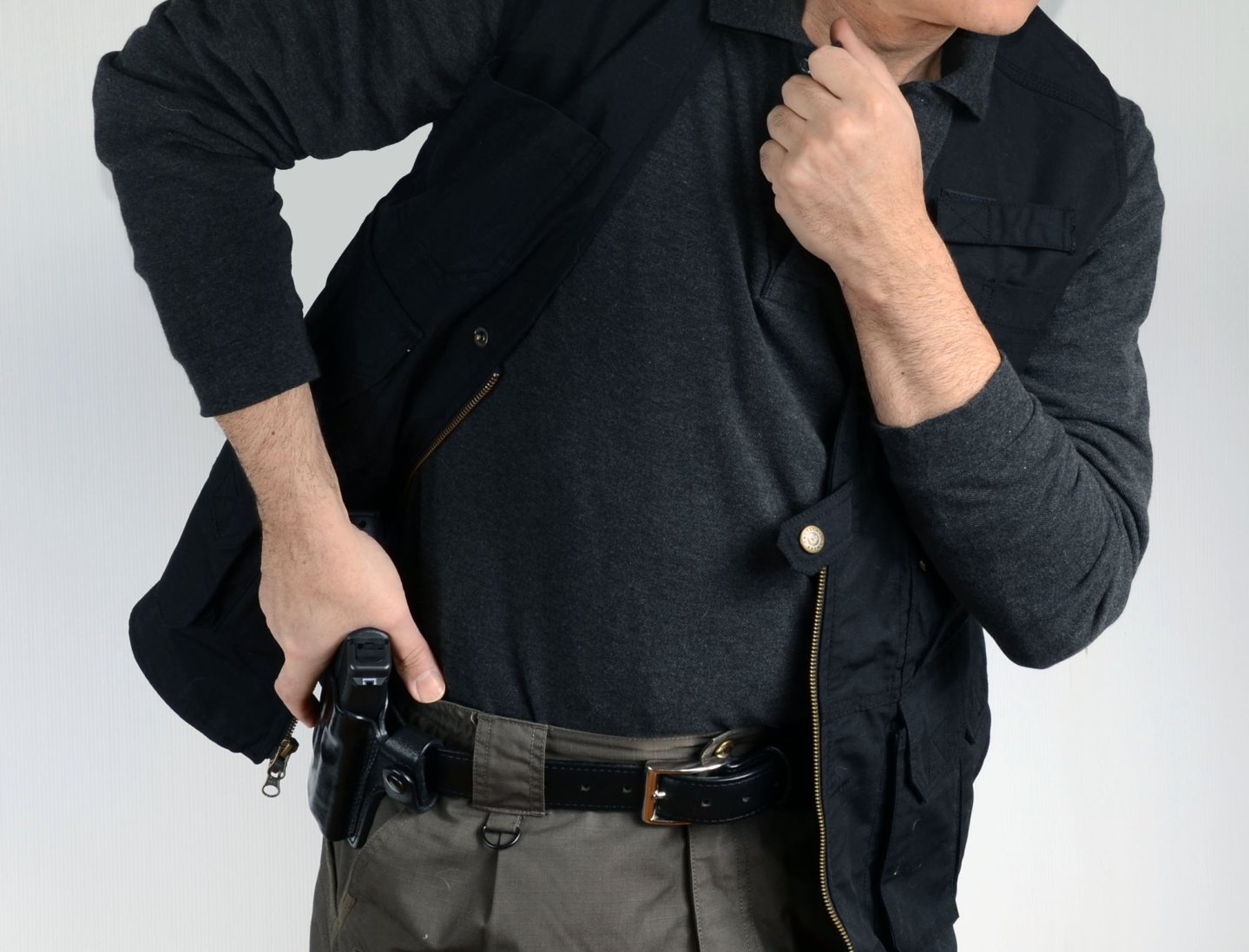 Быстрое извлечение пистолета из кобуры Быстрое извлечение пистолета из кобуры