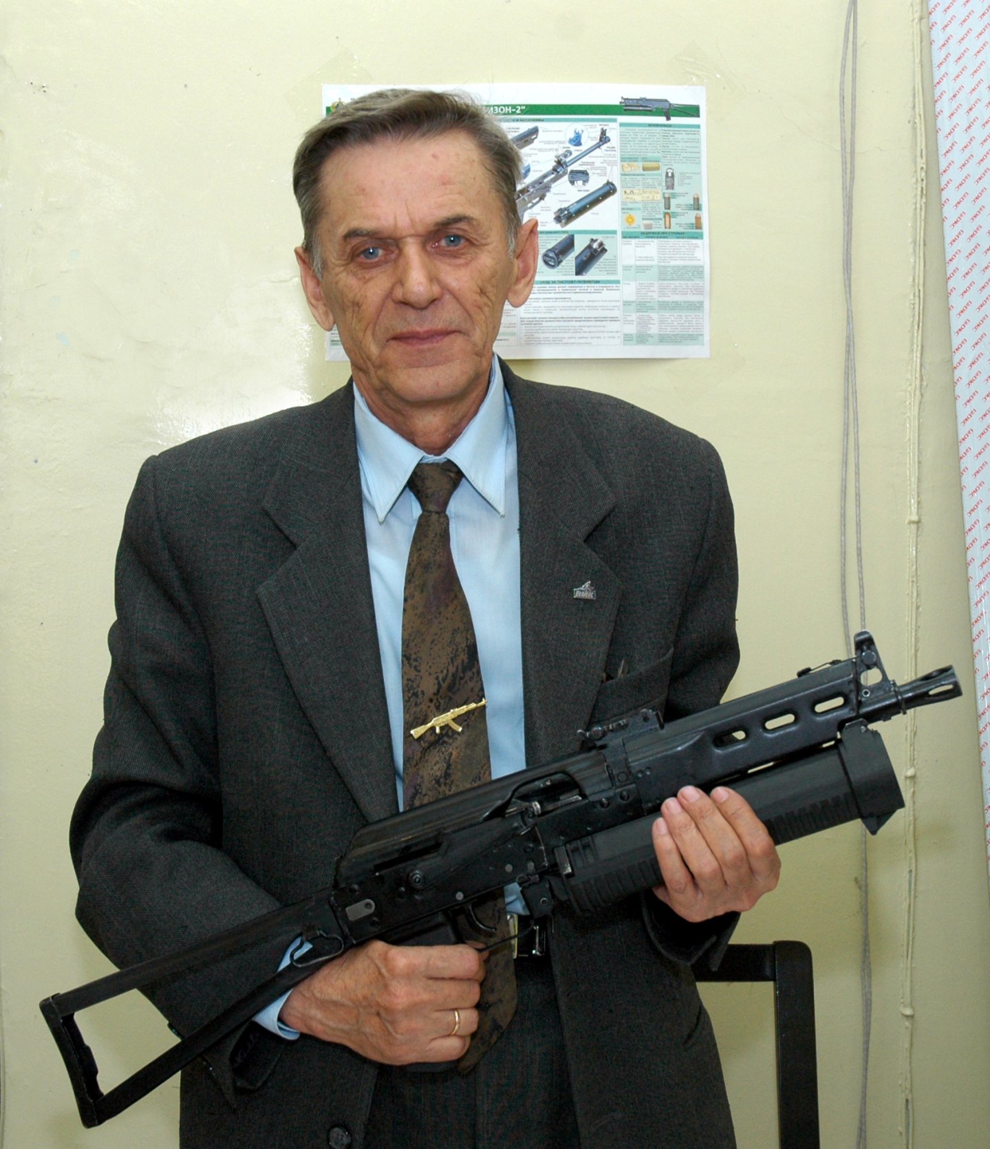 Конструктор-оружейник Виктор Калашников: к 75-летию со дня рождения Виктор Михайлович Калашников с пистолет-пулеметом ПП-19 «Бизон»