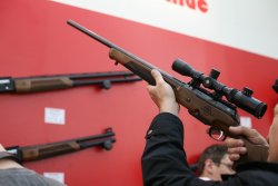 Посетители фирменного магазина ООО «Молот-Оружие»