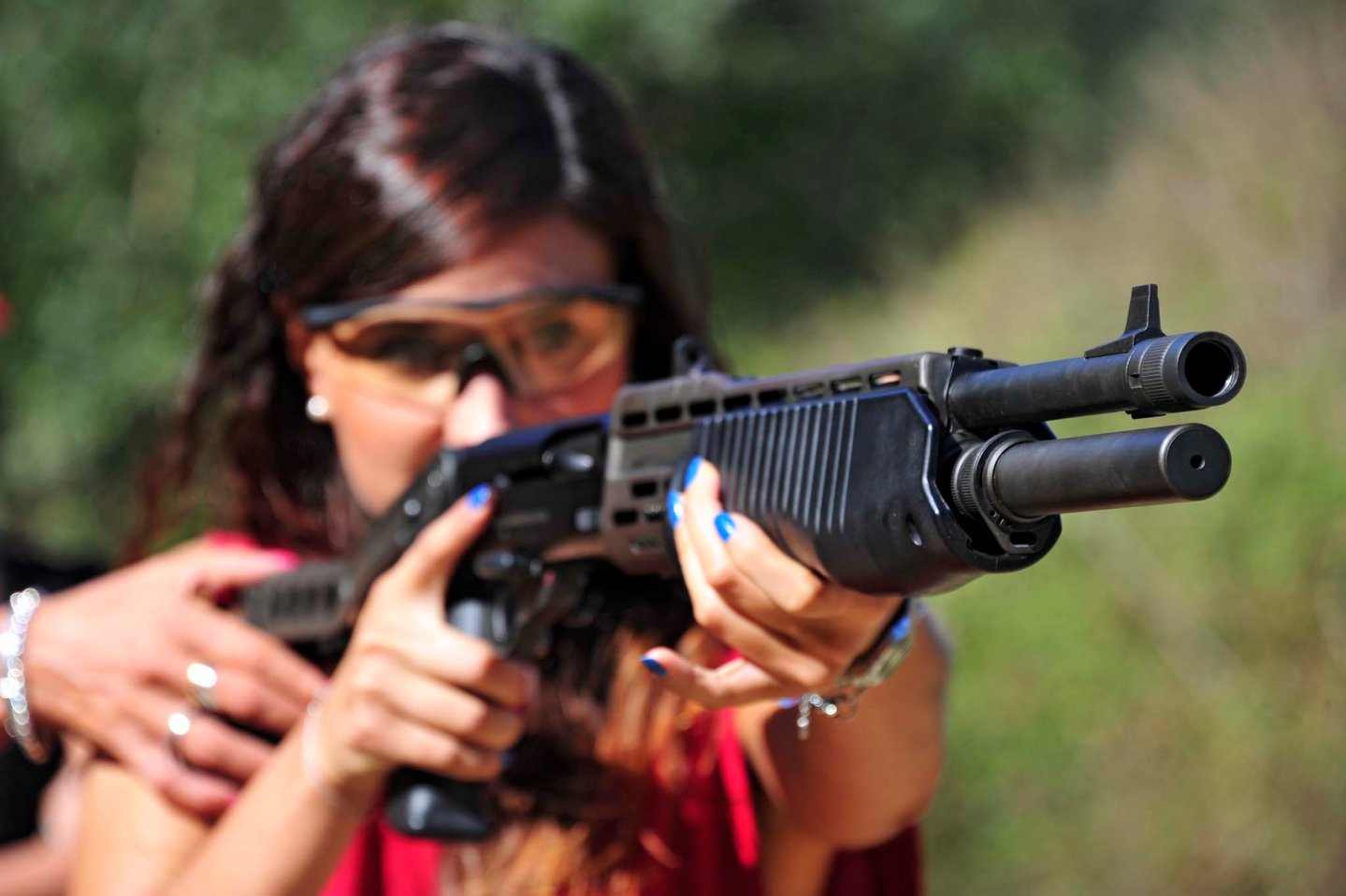 Стрельба по арбузам! Девушка стрелок