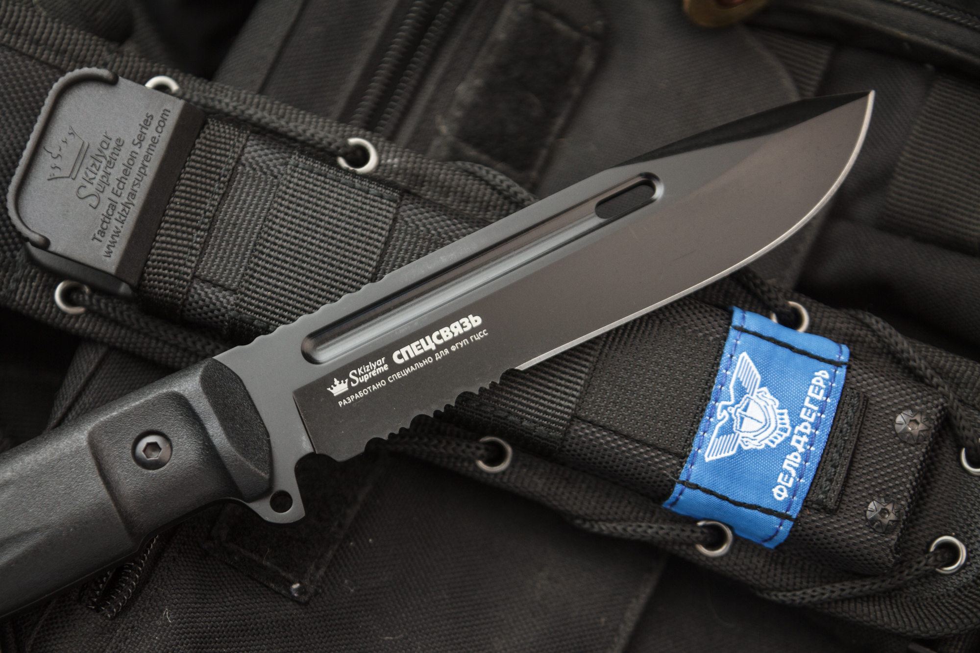 Клинок ножа снабжен снизу серейтором,� а сверху — насечкой под большой палец