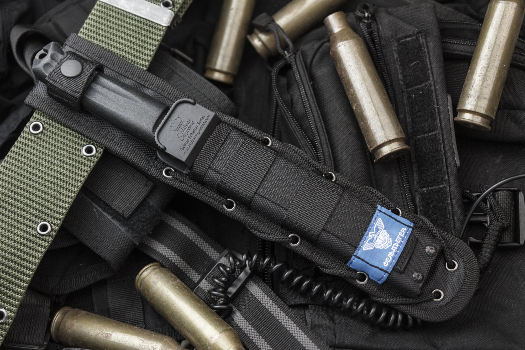 Ножны адаптированы под систему крепления MOLLE и снабжены дополнительным ремешком для фиксации ножа у его навершия