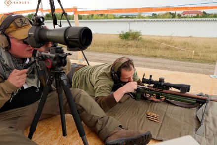 Стрелки стреляют из положения сидя и лежа