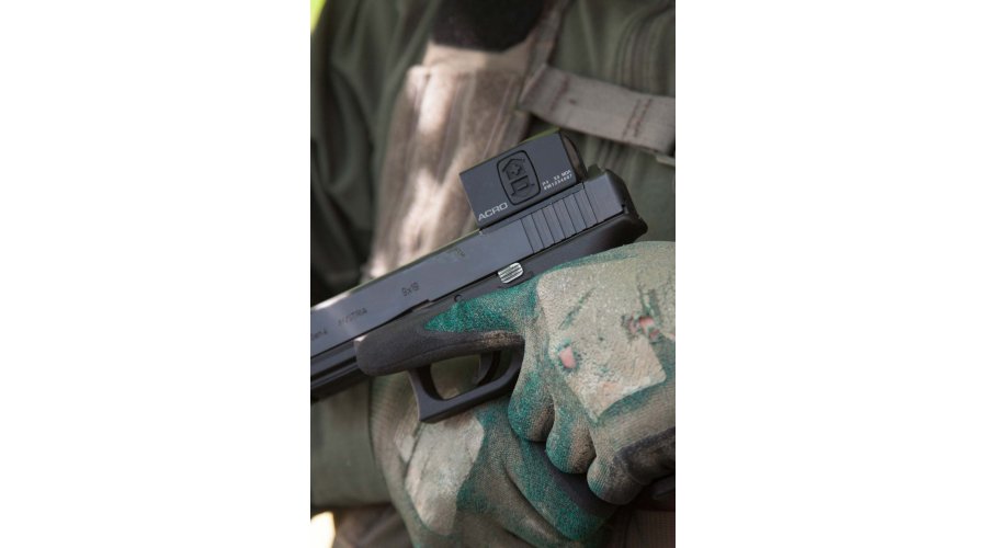 Aimpoint ACRO P-1 субкомпактный коллиматорный прицел, установленный на GLOCK G17 Gen4 калибра 9x19 мм