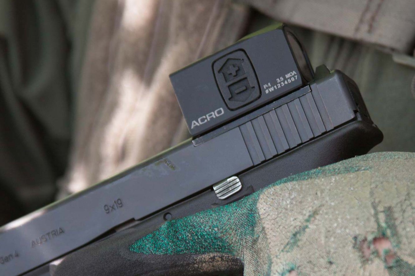 Aimpoint ACRO - новые субкомпактные коллиматорные прицелы из Швеции Мини коллиматорный прицел Aimpoint ACRO P-1 установленный на пистолет GLOCK G17 Gen4 9x19 мм.
