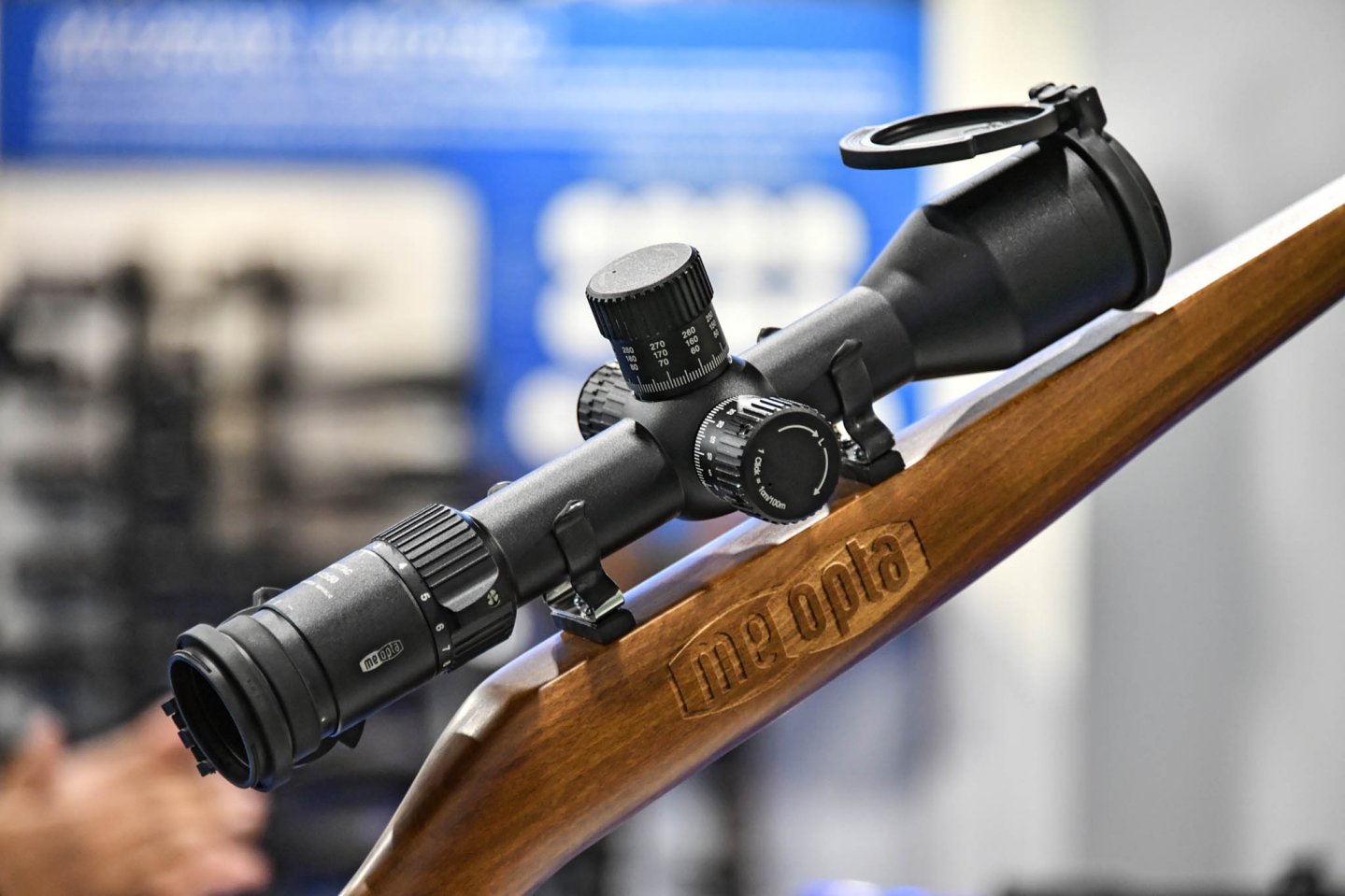 Тактический оптический прицел Meopta MeoTac 3-12x50 RD Тактический оптический прицел Meopta MeoTac 3-12x50 RD установлен на оружии.