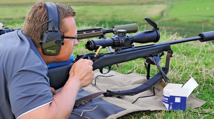 Алекс Лозерт (Alex Losert) из команды all4shooters.com стреляет из Blaser R8 с MINOX ZP5