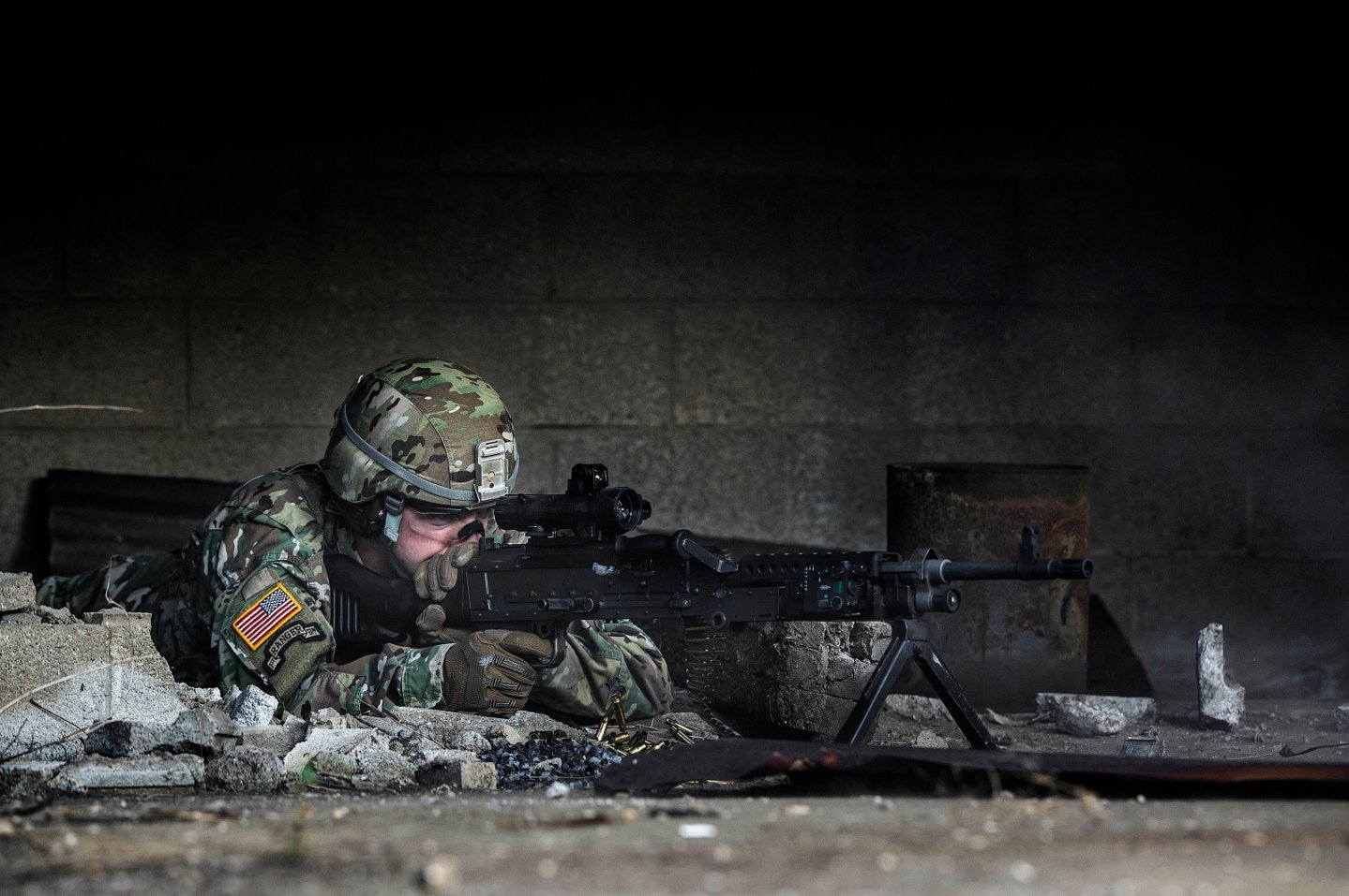 Интеллигентный боевой прицел ICS установлен на винтовку