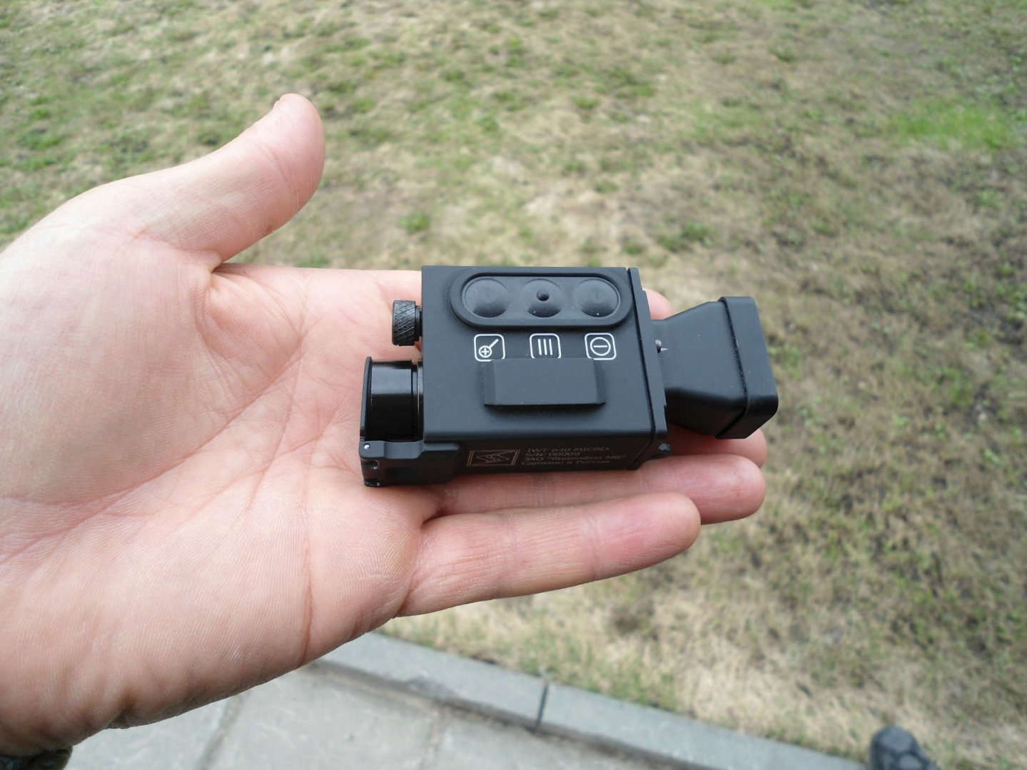 ЗАО "Инновационные Оружейные Технологии": миниатюрный тепловизор IWT 640 MICRO. На руке