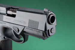 Тест: пистолет Beretta Px4 Storm Full калибра .45 ACP Пистолет Beretta Px4 Storm Full калибра .45 ACP — вид спереди
