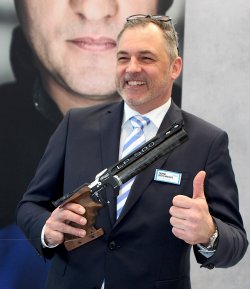Carl Walther: новый пневматический пистолет LP500 Пневматический пистолет LP500 Expert в руках Thomas Bretschneider