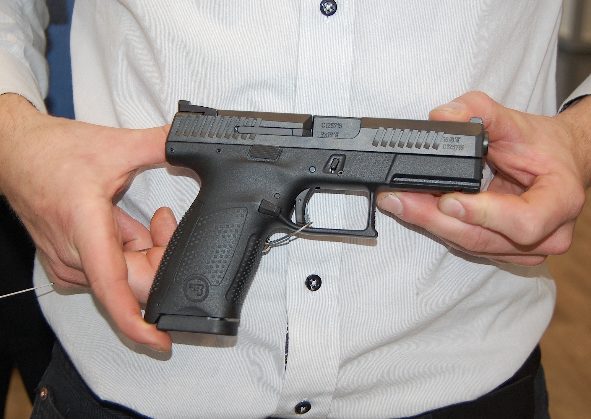 cz: CZ: новый компактный бескурковый пистолет P-10C с полимерной рамкой