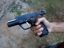 Daudsons Armoury: самозарядный пистолет DSA Trushot 9х19мм Самозарядный пистолет Daudsons Armoury DSA Trushot в песке