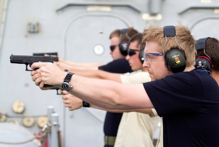 Glock в "военной униформе" Пистолет в действии