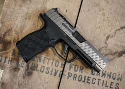 Небольшой, но мощный новый пистолет скрытого ношения: Z365 XL Octane – модернизированный SIG P365 XL калибра 9мм Пистолет Z365 XL Octane 9мм, вид справа