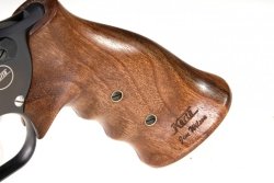 Рукоятка револьвера калибра .357 модели Korth Ranger 