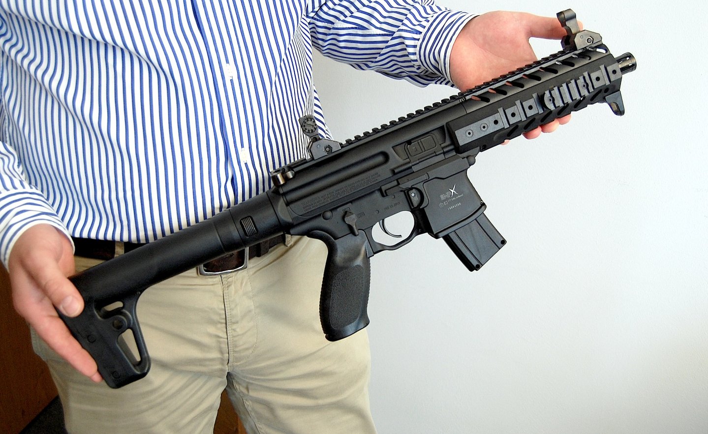 SIG Sauer: тест пневматической реплики пистолета-пулемета MPX Реплика пневматического пистолета-пулемета SIG Sauer MPX в руках