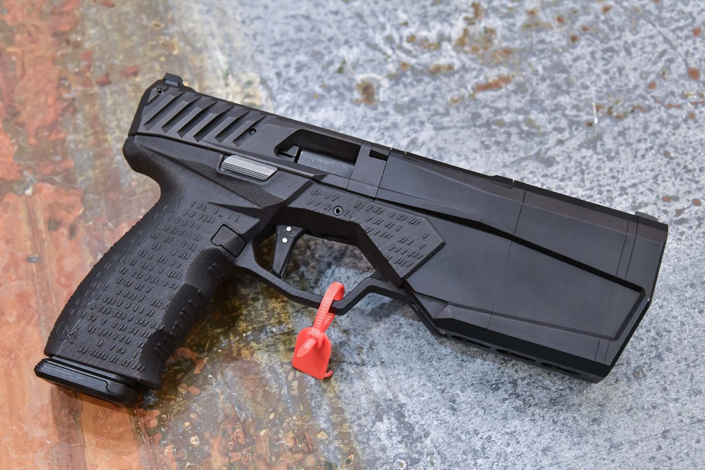 SilencerCo Maxim 9 - пистолет со встроенным глушителем Пистолет со встроенным глушителем SilencerCo Maxim 9