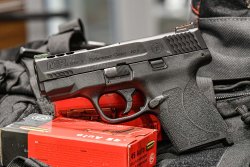 Вид слева на Smith & Wesson Military & Police Shield M2.0  