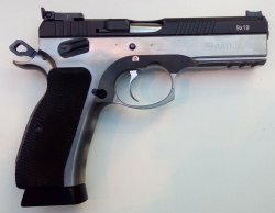 Новый российский спортивный пистолет «Соратник» для практической стрельбы. Окошко выброса отстрелянных гильз.