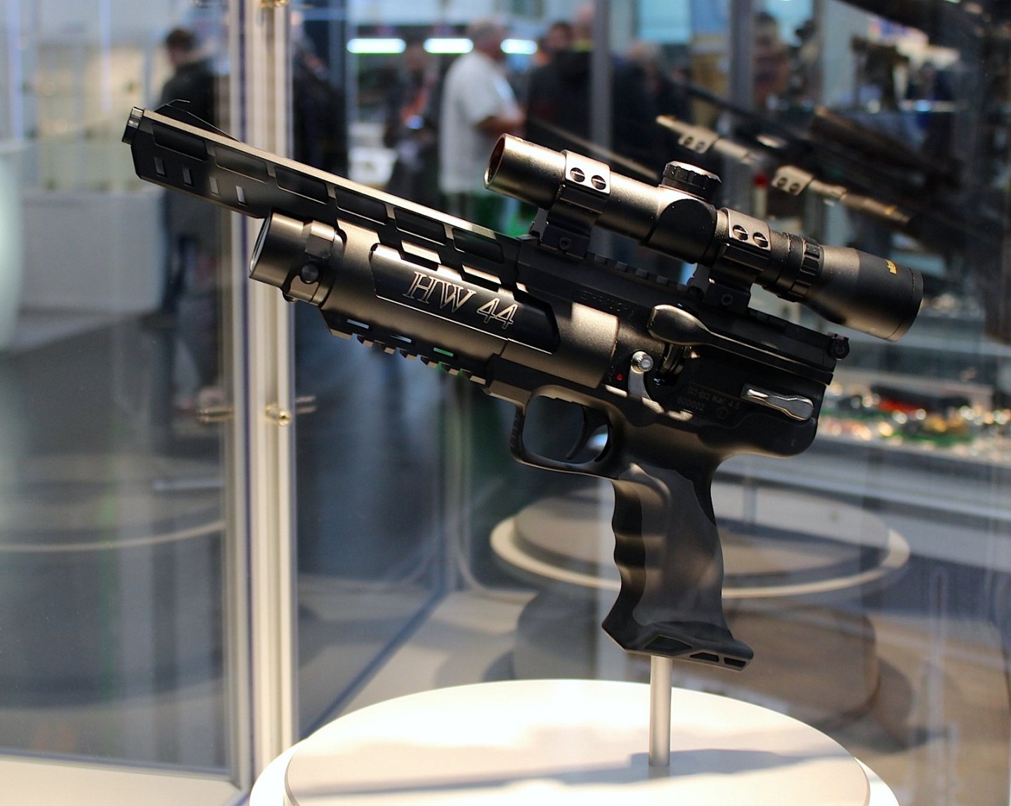 Пневматический пистолет Weihrauch HW44, на стенде компании на IWA 2018