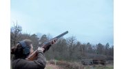 Девушка – спортивный стрелок с ружьем Beretta 690 Competition Black Sporting AS в процессе тестовой стрельбы