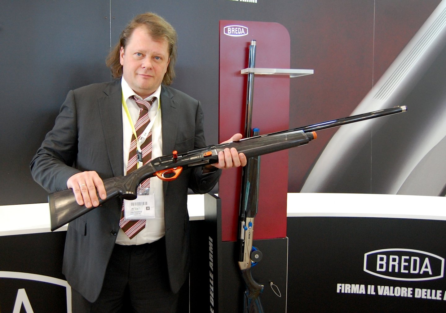Самозарядное ружье Breda 930i Sporting Олег Бенедичук держит в руках модель Breda 930i Sporting