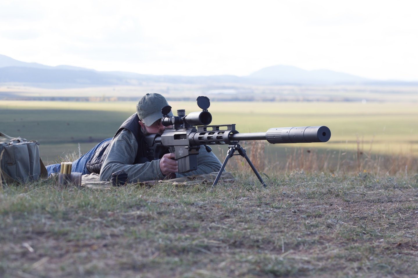 Обновленная версия крупнокалиберной винтовки Bushmaster BA50 Стрелок стреляет из винтовки AAC© Cyclop 50