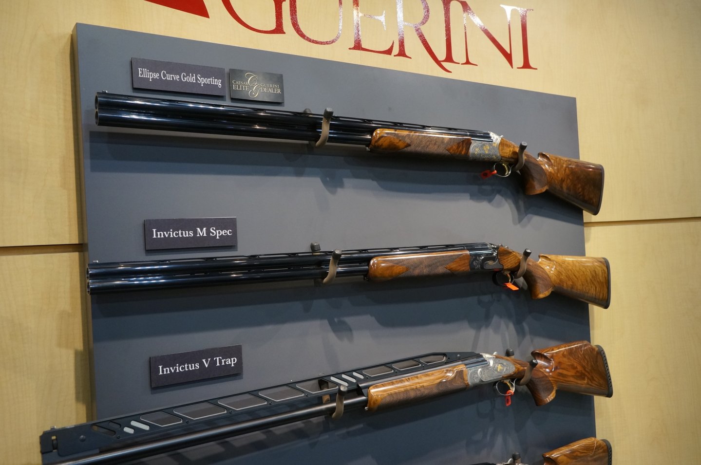 Caesar Guerini Invictus: "Так победим!" Ружье Caesar Guerini Inviclus M-Spec на стенде