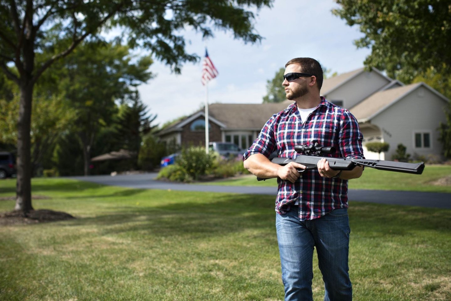 Винтовки серии Benjamin Trail NP2 Stealth от Crosman Пневматическая винтовка Benjamin Trail NP2 в руках парня