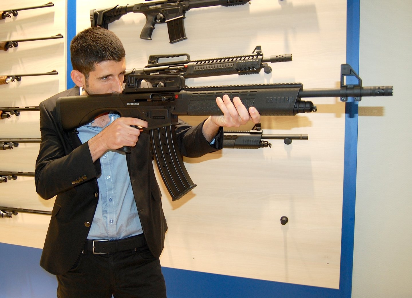 Hunt Group: гладкоствольное ружье Destroyer Сегодня мы представляем один из таких клонов американской винтовки AR-15/M16  - турецкое гладкоствольное самозарядное ружье Hunt Group Destroyer.