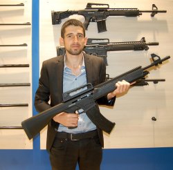 Hunt Group: гладкоствольное ружье Destroyer Сегодня мы представляем один из таких клонов американской винтовки AR-15/M16  - турецкое гладкоствольное самозарядное ружье Hunt Group Destroyer.