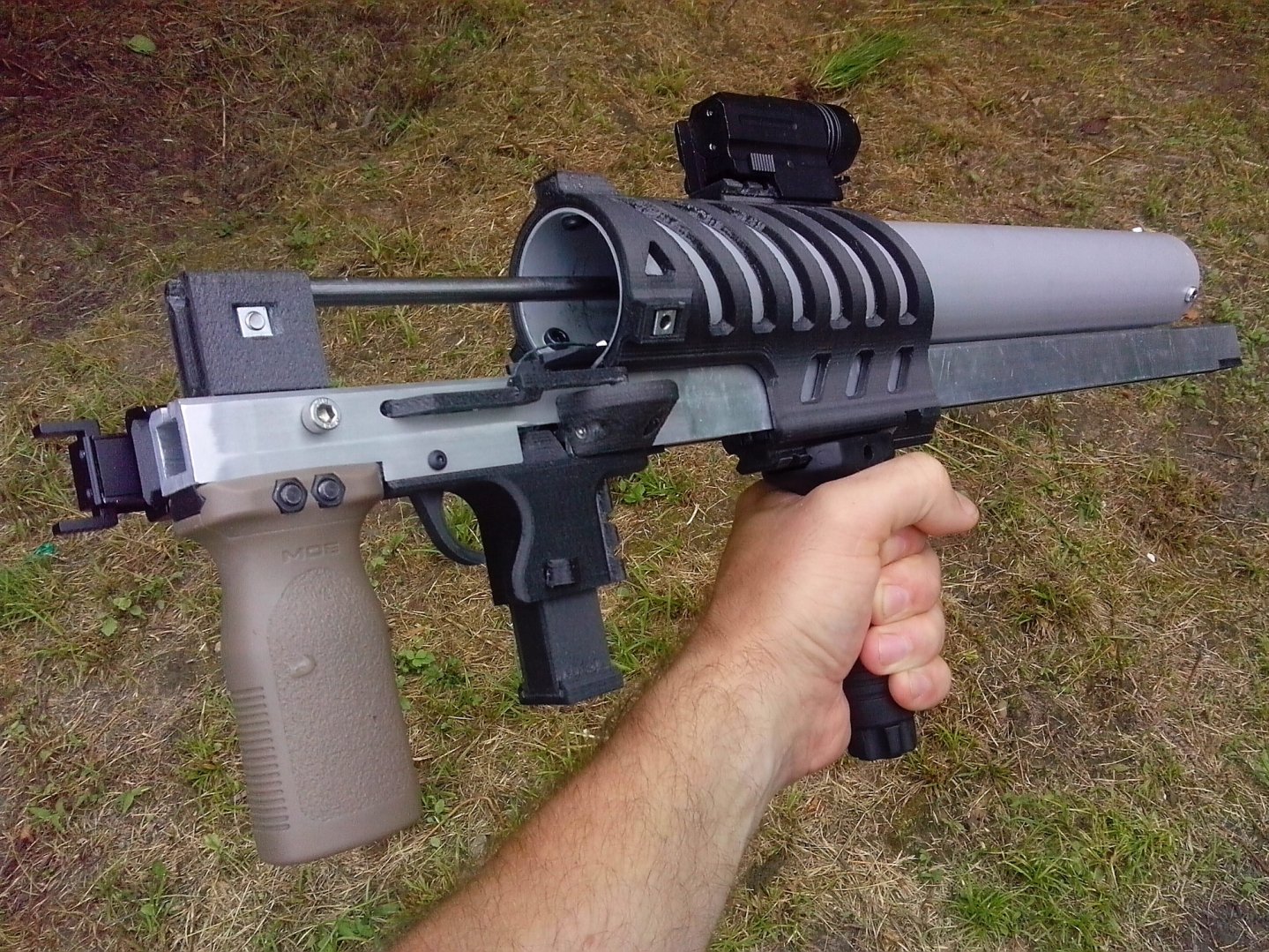 Инженерное бюро «ВИГОТЕХ»: ручное вакуумное оружие (РВО) Инженерное бюро «ВИГОТЕХ»: ручное вакуумное оружие (РВО) в руке