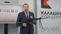 Концерн «Калашников»: новый ручной пулемет РПК-400 Главный конструктор концерна Калашников Сергей Уржумцев с РПК-400