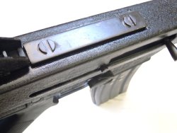 Nuova Jager с самозарядной винтовкой SAR-80 Итальянская компания Nuova Jager S.r.l. предлагает демилитаризованный, гражданско-правовой вариант винтовки SAR-80 калибра .223 Remington - 5,56x45мм NATO, произведенный в Сингапуре