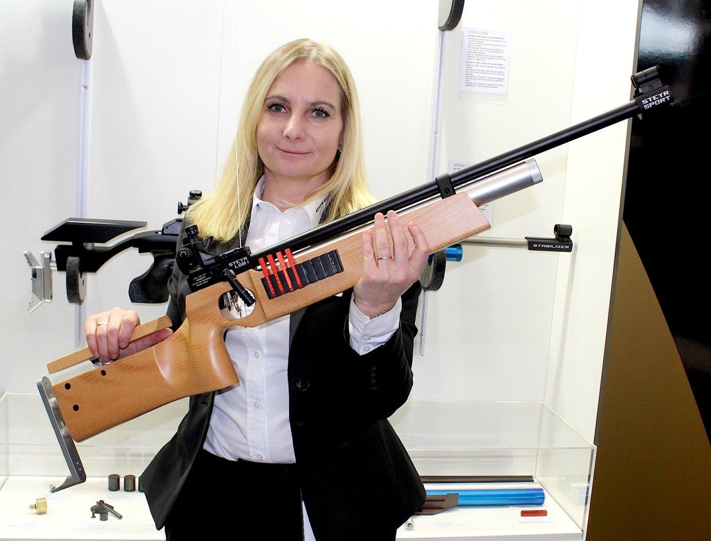 Тренировочная винтовка Steyr LGB1 Biathlon в руках Вальтрауд Бранштедтер-Лоренц